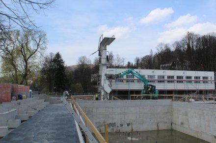 Wyburzanie wieży na basenie